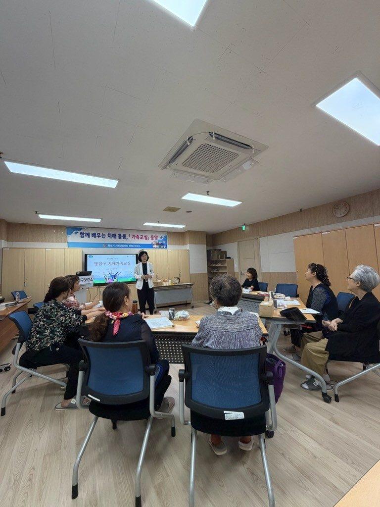 치매가족교실에서 강의를 듣는 보호자들