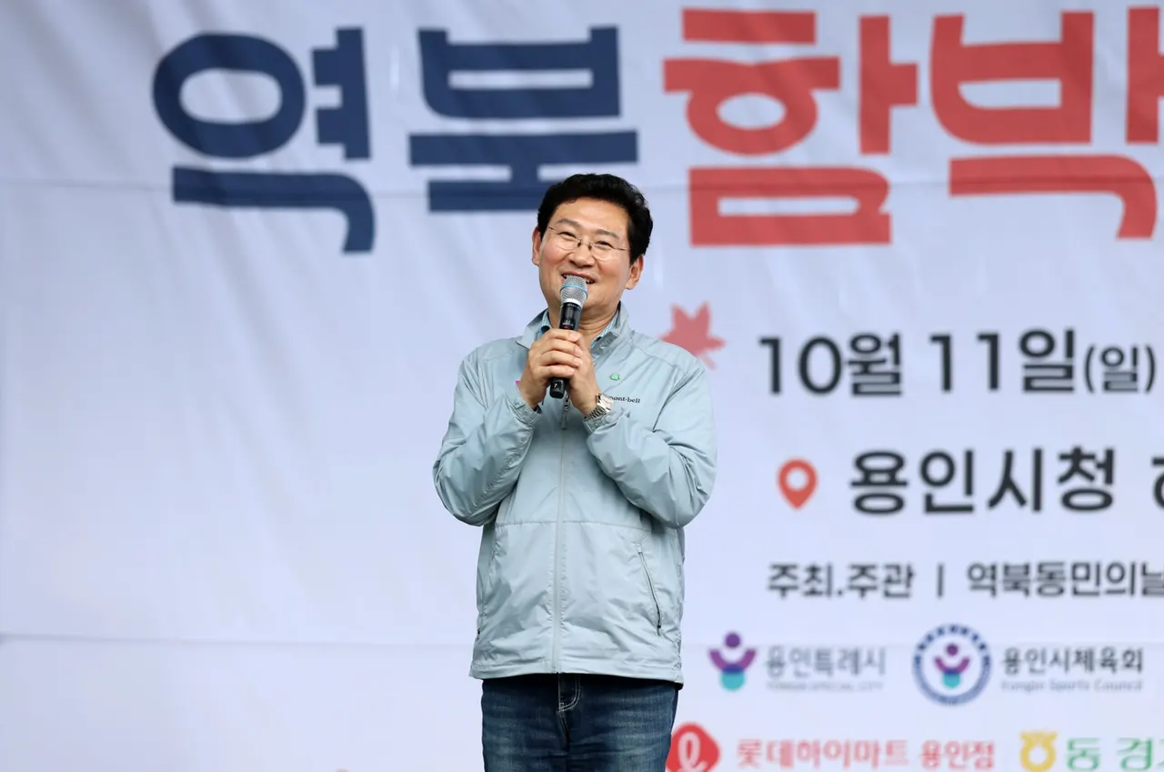 11일 시청 하늘광장에서 이상일 시장이 역북함박 문화축제 개최를 축하하고 있다