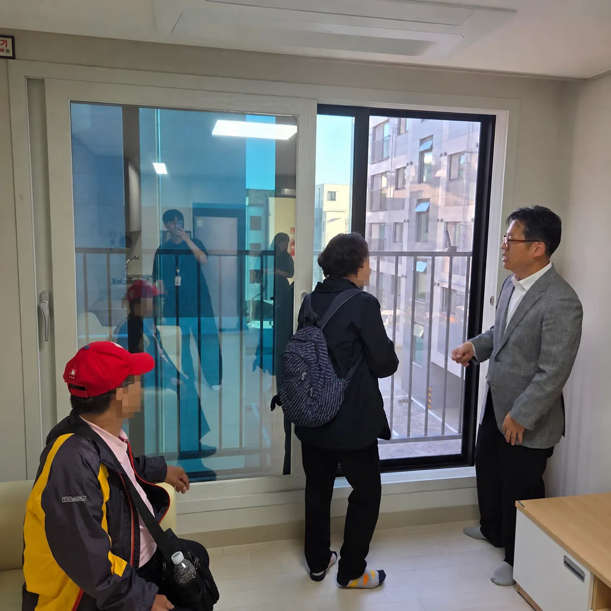 지현 동탄5동장(맨 오른쪽)이 케어안심주택에 입주하는 어르신 부부에게 주거 시설을 안내하고 있다